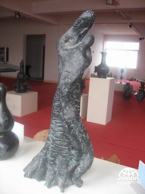 中国著名雕塑家、黑陶艺术大师仇志海先生入室弟子卜广云的黑陶作品