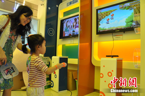 深圳市民体验三网融合带来的乐趣。 作 者：郑小红