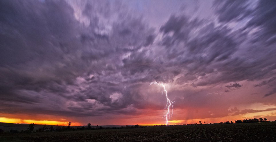 南非上空壮观雷暴:3道闪电同时击中地面