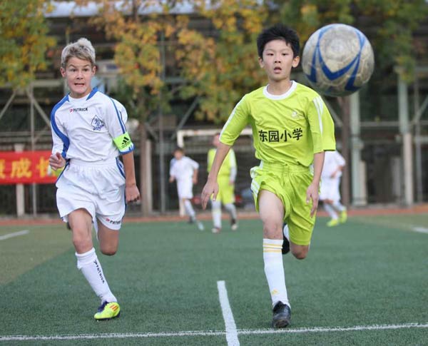 北京小学足球队0:15惨败俄00后少年队引轰动