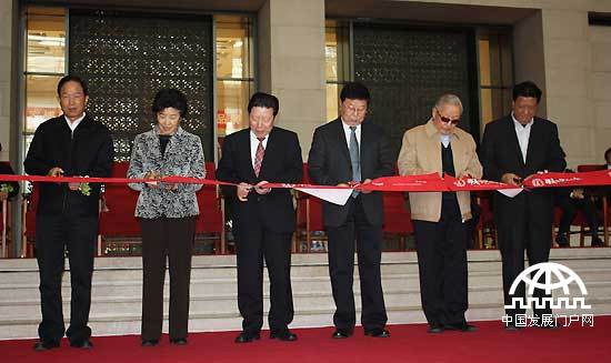 2011年12月26日，韩美林艺术大展在中国国家博物馆开展 中国网/中国发展门户网王振红拍摄