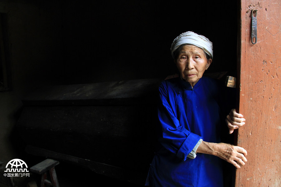 《阿婆和她的棺材》 摄影：田贺      拍摄地点：陕西西乡县 阿婆名叫李翠英，今年84岁。丈夫十年前去世，唯一的女儿也远嫁他乡。为了维持生计，阿婆现在每天都要上山砍柴、种地。在阿婆缺灯少火的家里，除了满地的土豆之外，陪伴她的只有一口自己的棺材。  