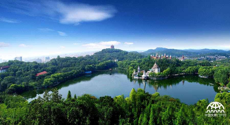 美丽的玄珠湖是四川省德阳市的一颗明珠，图为玄珠湖经过灾后四年建设，再现秀美风光。