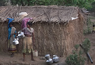 妇女们在寻找水和食物，也希望她们的孩子能够接受教育。