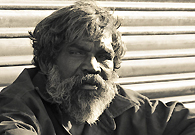 他住在印度IT之城班加罗尔的马路边，没人照顾，每天为吃饱肚子犯愁。