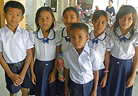 孩子们穿着他们刚发的新校服。他们在上完一天的课程后学习英语。