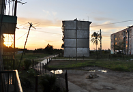 日落时分，古巴圭内斯的一个乡村。