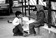 街边两个小孩对知识的渴求，一定会改变他们的命运，带给他们更美好的未来。