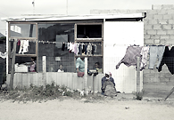 Blompark社区的棚户区，一家人正在洗衣服。