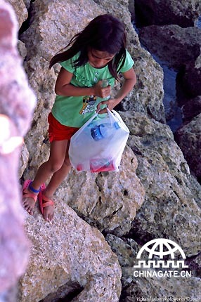 这个小女孩冒着生命危险，在波涛汹涌的海岸边捡塑料瓶子，在这个世界上想要生存，对她来说，要付出太多。