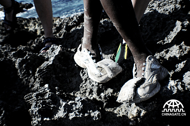 照片上是一个海地热雷米当地的一个小男孩。这是他唯一的一双鞋，而这双鞋已经破烂不堪，基本上不能再穿了。