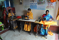 这些妇女来自农村的贫困家庭，在当地政府和农村银行的资助下，她们成立了自助小组，靠做缝纫工挣钱，增加了家庭收入，也提高了生活水平。