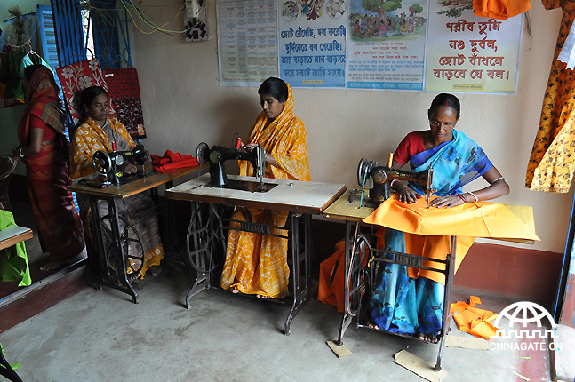 这些妇女来自农村的贫困家庭，在当地政府和农村银行的资助下，她们成立了自助小组，靠做缝纫工挣钱，增加了家庭收入，也提高了生活水平。