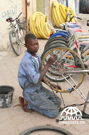 很多非洲儿童因为贫困辍学，不得不找活干来养活家里。