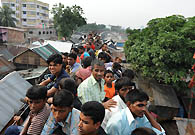 孟加拉国境内一列满载乘客的火车。火车太拥挤了，人们只能坐在车顶上。