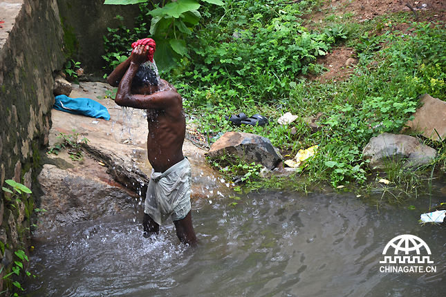 村子里，一个男人在河里洗澡。村子里没有澡堂，他的小屋子里也没有水桶可以用。