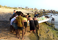 渔夫们组成了一个团队。他们住在一起，互相帮助，一起捕鱼，一起卖鱼。尽管他们不富裕，但是靠集体的力量，已经远离了贫困。