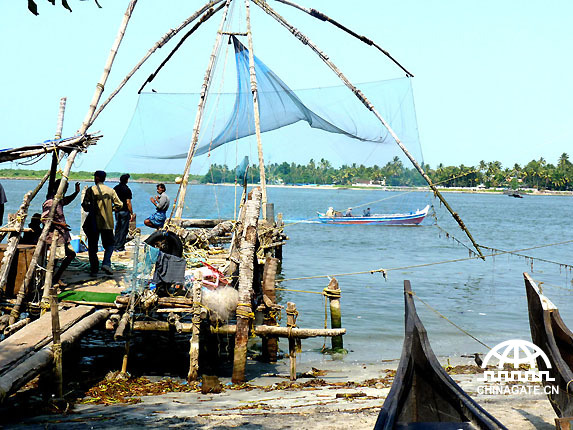 印度科钦港口的渔民用这张中国制造的渔网来捕鱼。虽是中国造，但如今这样的渔网只有在这里才能看到。这种渔网的神奇之处是它能按照客户的需求捕规定数量的鱼。干一段时间捕鱼的活，渔民们就可以挣到一些钱了。