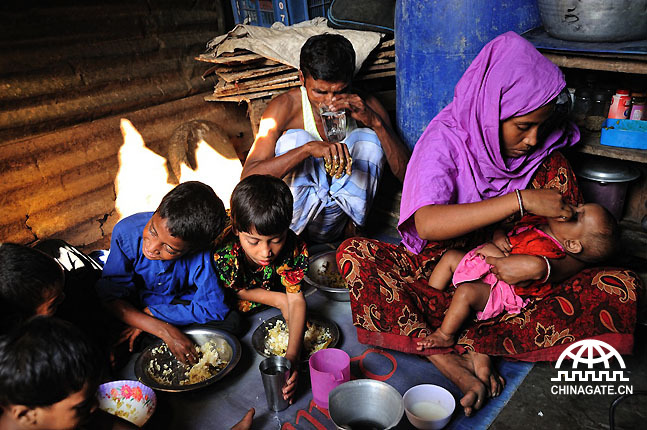 Salima和她的五个孩子，丈夫，丈夫的弟弟以及公公婆婆共十口人住在考瑞尔贫民区。她和丈夫一起工作来养活全家人。像这样的一个大家庭，食物总是严重短缺，孩子们大都营养不良。