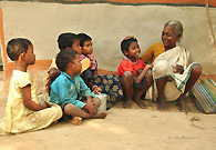 村子里，奶奶在给下一代讲故事。