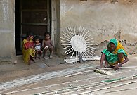 摩哈里部落是聚居在西孟加拉邦中心地带的部落群之一，从古至今，他们一直靠制作和卖竹制品维持生计，比如编竹篮子。他们希望能通过这种古老的方式，来解决温饱问题，消除贫困。