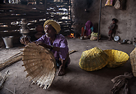 手工编织者Mangu Keriya从当地非政府组织那里获得了资金支持，用来发展他的竹制品编织生意。
