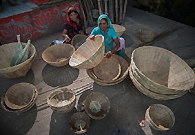 当地妇女们靠编竹篮维持生计。