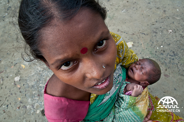印度面临着人口不断增长的压力。这个年轻女子只有25岁，已经第三次当妈妈了。
