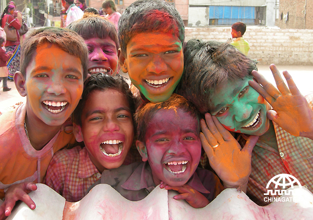 一个贫困地区，孩子们在庆祝印度一年一度的传统节日色彩节，空气中洋溢着快乐。