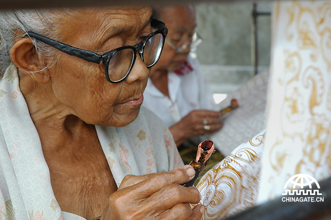 蜡染印花是印度尼西亚的一项传统工艺，也是珍贵的文化遗产。通常，只有老人们才能制作出高品质的蜡染印花制品，她们是艺术家，一辈子都奉献给了这门手艺。
