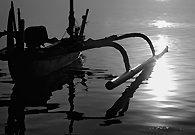 清晨，在巴厘岛的海岸边，一个渔民在拉网捕鱼。