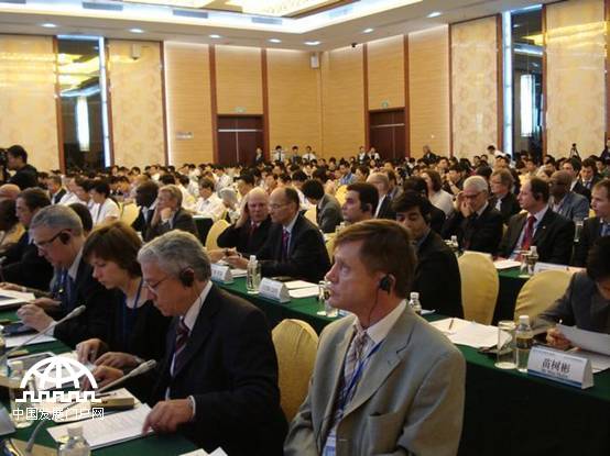 2012年11月3日，“2012’新兴经济体智库经济政策对话”暨第75次中国改革国际论坛在海口隆重举行。本次论坛的主题是“公平可持续发展之路——面向未来的新兴经济体”。图为参会嘉宾。（