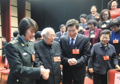 昨日，焦刘洋（左）和郭金龙搀扶着焦若愚。焦刘洋是本次党代会上年龄最小的代表，焦若愚是年龄最大的代表。 新京报记者 浦峰 摄