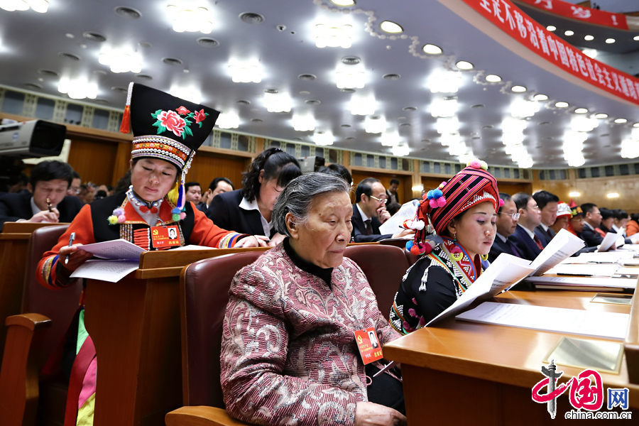 11月8日上午9时，中国共产党第十八次全国代表大会在北京人民大会堂开幕。图为身着盛装的少数民族代表。