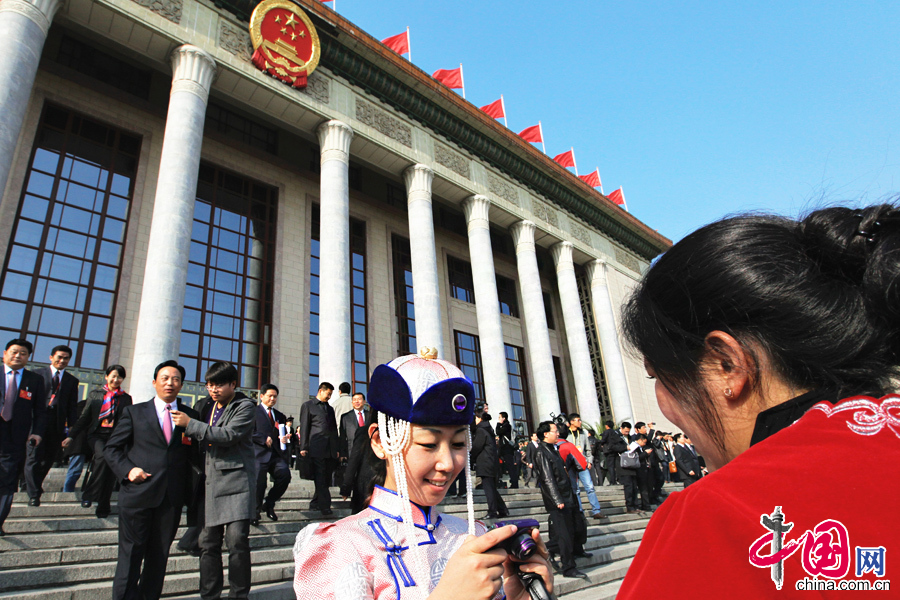 11月8日上午9时，中国共产党第十八次全国代表大会在北京人民大会堂开幕。图为身着盛装的少数民族代表。