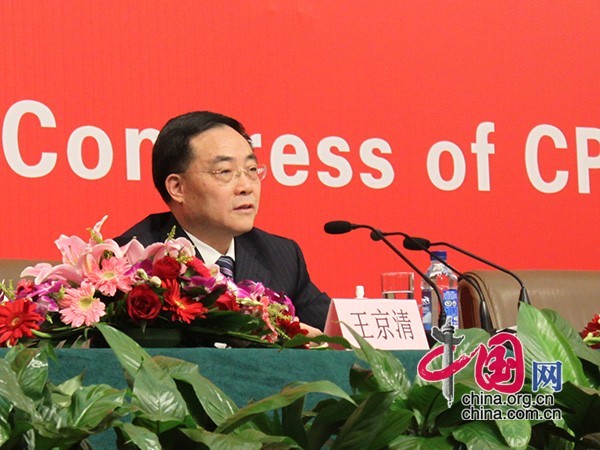 中共中央组织部副部长王京清介绍党建工作。