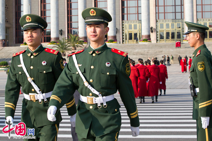 11月8日上午9时，中国共产党第十八次全国代表大会在人民大会堂开幕。图为执行大会安保任务的工作人员。