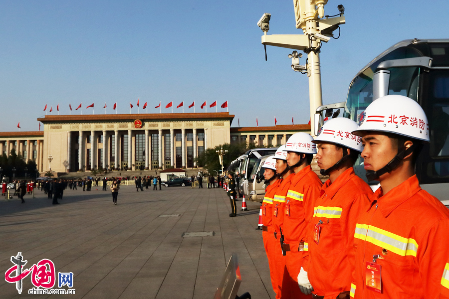 11月8日上午9时，中国共产党第十八次全国代表大会在人民大会堂开幕。图为执行大会安保任务的工作人员。