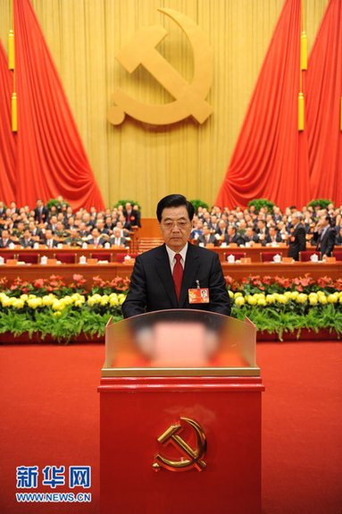 11月14日，中国共产党第十八次全国代表大会闭幕会在北京人民大会堂举行。这是胡锦涛同志投票。新华社记者 李学仁 摄