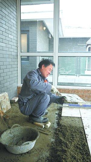 月入7000瓦工風吹日曬晝夜干活 全年僅春節休息
