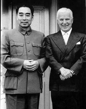 1954年7月18日，周恩来在日内瓦宴请英国著名艺术家卓别林。7月21日周恩来将亲笔签名的照片赠送卓别林。