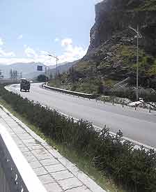 在我小时候，有位挚友去远方求学。这张照片是川藏高速的一段，我并不确定是否这条路就是我朋友回家的路，但是它寄托了我所有的希望，我将在路边等待我远方朋友的归来。