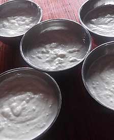 雪顿节的“雪”在藏语中是酸奶的意思，这一天的藏民喜欢吃酸奶，去哲蚌寺和色拉寺看展佛，各地还有赛马、藏戏等活动。8月17日是今年的雪顿节，学校食堂给我们准备了美味又地道的酸奶。这一碗碗的酸奶由纯正的牦牛奶制成，富有营养又健康，和妈妈做的酸奶是一样的味道。