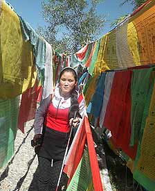 照片中的小女孩叫米玛，虽然她什么都看不见但是她十分喜欢色彩艳丽的景物，她对色彩的喜爱从她身穿的鲜艳衣服可见一斑。别人常常以为我们看不到任何东西，因此我们的世界永远是黑暗的，但事实是：虽然我们看不到东西，但是我们的精神世界和你们所看到的是一样色彩斑斓的。