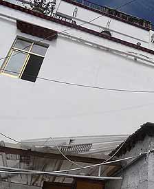 记得三年前，我们学校旁还没有什么高楼。每天一大早起来，我们盲校的孩子就来到屋顶晒太阳，温暖的阳光晒在身上，我们感到十分的惬意和幸福。但是后来，我们学校旁边立起了一座高楼。对于盲人来说，我们的手指相当于眼睛，认识新的东西和读盲文都需要用手指触摸。拉萨的冬天很长，整个冬天，学校院子的阳光被这座高楼挡住了，我们的手指被冻得麻木，根本无法去触摸东西和盲文。也许你们都享受高楼带来的便利，但是我们讨厌它。