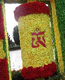 转动的经轮祈祷万物众生幸福平安。当我触摸到经轮上的鲜花时，我的脑海里立刻浮现出美丽芳香的花经轮，我觉得这代表着独特的民族文化和对雪顿节和平的祈愿。