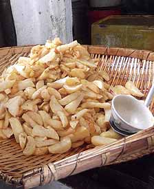 虽然我看不见，但是我十分喜欢在拉萨的小巷中穿行。在小巷中，距离很远我就能闻到炸土豆片的清香味道，并一路跟随着这香味找到好吃的炸土豆片。每当我用自己的能力找到美食，我就感到十分的满足，不仅嘴里甜甜的，心里也生出甜意。