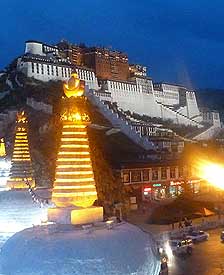 虽然我看不到布达拉宫，但在我的心里布达拉宫是雄伟壮观的。我喜欢在夜晚漫步在布达拉宫广场，因为这时游人已纷纷离去。但无论白天黑夜，布达拉宫在我的心中都是一样的美丽。