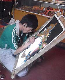 那天下午我和贡布哥行走在八角街旁的小巷里，当我们走进一家小店时，贡布哥让我不要出声。我马上意识到这是一间唐卡店，因为我的哥哥就是一名唐卡师。唐卡是藏民族特有的文化艺术品，而唐卡师很好地传承了民族的优秀文化，我对他们充满了敬仰之情。