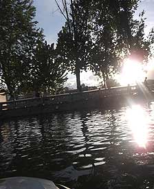 美丽的夕阳照耀着静谧的湖面，空气中弥漫着大自然的气息。当我坐在小船上，漂浮在湖面上感受着夕阳西下时的拉萨城时，不禁让我联想起家乡的景象，也让我想起了在家乡的父母亲人以及我的朋友。突然，湖边人们的说话声把我从回忆中拉回到了现实中